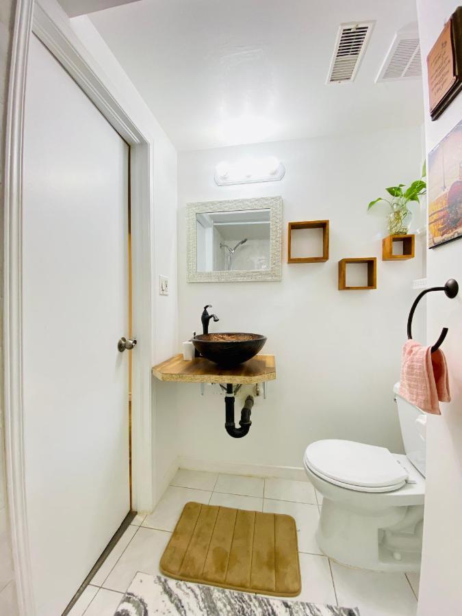 Toronto Bed & Breakfast - Free Parking Eksteriør billede