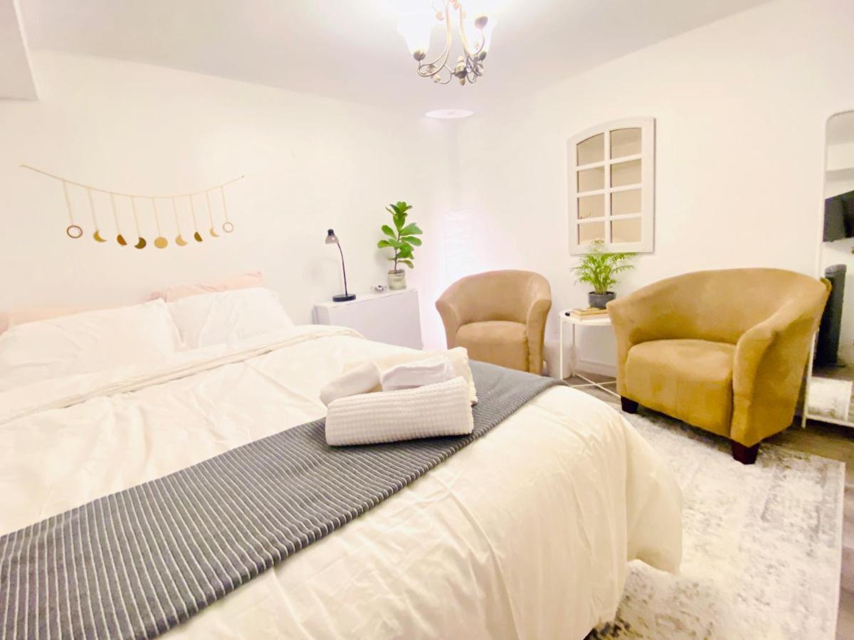 Toronto Bed & Breakfast - Free Parking Eksteriør billede